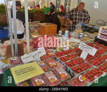 Los Angeles, États-Unis. 30 mars 2020. Les acheteurs du marché fermier qui donnent des masques sont accueillis par des « distanciation sociale » et « ne ramassent pas les produits à moins que vous ne les achetiez » dans la section Village de Larchmont à Los Angeles le dimanche 29 mars 2020. Photo de Jim Ruymen/UPI crédit: UPI/Alay Live News Banque D'Images