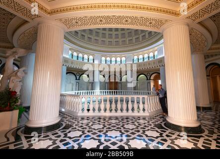 A l'intérieur du bâtiment du mausolée de Saparmurat Niyazov à Achgabat, au Turkménistan. L'ancien président a construit ce mausolée. Beau sol et colonnes. Banque D'Images
