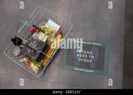 Streatham, Royaume-Uni. 30 mars 2020. Se tenir ici pour les panneaux de la file d'attente au rez-de-chaussée d'un supermarché Marks & Spencer à Streatham, dans le sud de Londres, en Angleterre. ( crédit: SAM Mellish/Alay Live News Banque D'Images