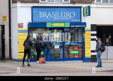 Streatham, Royaume-Uni. 30 mars 2020. Les clients observent des distanciation sociale tout en faisant la queue devant une épicerie et une viande brésilienne dans le sud de Londres. ( crédit: SAM Mellish/Alay Live News Banque D'Images