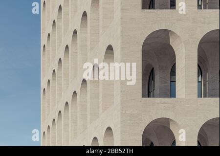 Détail de la façade avec les arches en marbre. Palazzo della Civiltà Italiana, Rome, Italie. Architecte: Giovanni Guerrini, Ernesto Lapadula et Mario ROM Banque D'Images