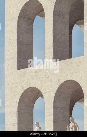 Détail de la façade avec les arches en marbre et les statues au rez-de-chaussée. Palazzo della Civiltà Italiana, Rome, Italie. Architecte: Giovanni Guer Banque D'Images