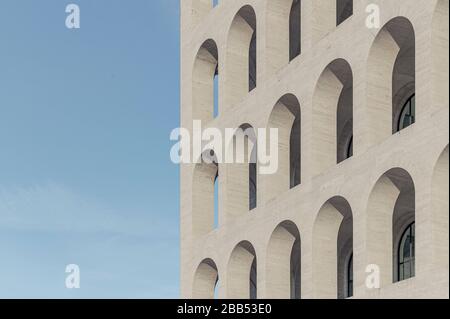 Détail de la façade avec les arches en marbre. Palazzo della Civiltà Italiana, Rome, Italie. Architecte: Giovanni Guerrini, Ernesto Lapadula et Mario ROM Banque D'Images