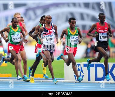 Mo Farah de Grande-Bretagne fait son chemin à travers le terrain sur son chemin vers l'or dans les 10 000 m hommes le jour un des Championnats du monde d'athlétisme de l'IAAF 2013 au stade Luzhniki à Moscou, Russie. Banque D'Images