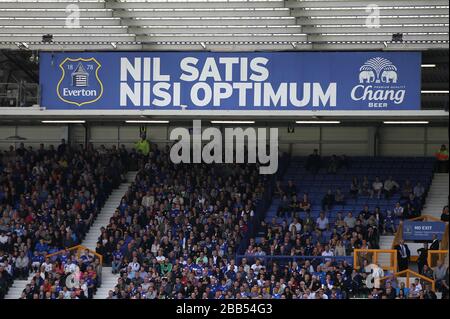 Un grand signe montrant la devise d'Everton « Nil Satis Nisi Optimum » Banque D'Images