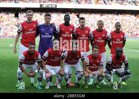 Groupe d'équipe Arsenal (première rangée L-R) par Mertesacker, Wojciech Szczesny, Yaya Sanogo, Carl Jenkinson, Kieran Gibbs, Theo Walcott (rangée inférieure L-R) Alex Oxlaide-Chamberlain, Mikel Arteta, Santi Cazorla, Aaron Ramsey, Bacary Sagna Banque D'Images