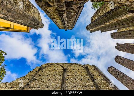 Panensky Týn, République tchèque - 15 juillet 2019 : ruines de l'église gothique de la Vierge Marie à partir de la 14e siècle. Jour d'été ensoleillé. Banque D'Images