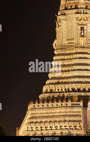 Le détail du temple Arun, l'un des plus célèbres de Bangkok, Taliandia, se dresse, illuminée la nuit, sur les rives de la rivière Chao Phraya. Banque D'Images