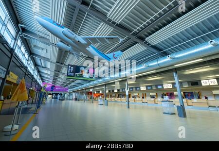 Terminal de l'aéroport de Karlsruhe/Baden-Baden (FKB). L'aéroport a ouvert mais tous les vols ont été annulés. Un modèle d'avion semble être en train de partir. Déserté. GES / vie quotidienne pendant la crise corona au 77836 Rheinmuenster, Allemagne. 25.03.2020 | utilisation dans le monde entier Banque D'Images