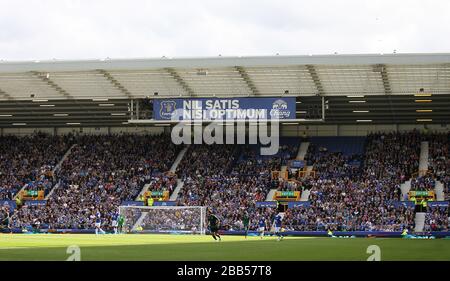Vue générale du stand montrant un grand panneau indiquant la devise d'Everton « Nil Satis Nisi Optimum » Banque D'Images