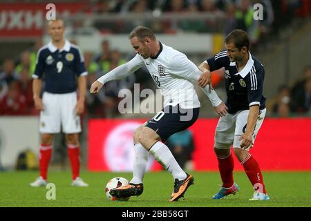 Wayne Rooney (à gauche) et la bataille de Shaun Maloney en Écosse pour le ballon Banque D'Images