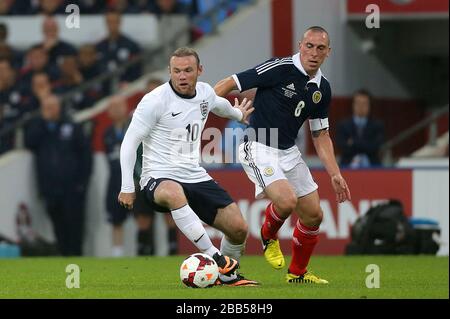 Wayne Rooney (à gauche) et la bataille de Scott Brown en Écosse pour le ballon Banque D'Images