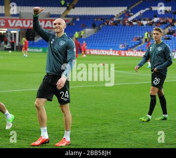 La République d'Irlande et le Conor Sammon du comté de Derby (à gauche) se promène sur le terrain avec Jeff Hendrick (à droite), membre du club et de l'équipe de campagne, pendant l'accueil international au stade de Cardiff City, à Cardiff. Banque D'Images