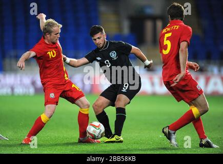 Pays de Galles Sam Ricketts (à droite) et Jonathan Williams (à gauche) Challenge République d'Irlande Shane long (au centre) pour la balle pendant l'accueil international au stade de Cardiff City Stadium, Cardiff. Banque D'Images