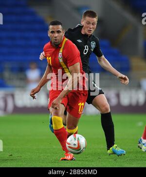 Le Hal Robson-Kanu du Pays de Galles (à gauche) et le James McCarthy (à droite) de la République d'Irlande se battent pour le bal pendant l'accueil international au stade de Cardiff City Stadium, à Cardiff. Banque D'Images