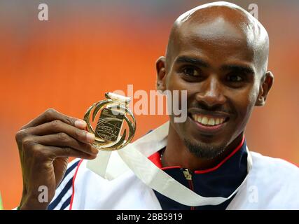 Mo Farah de Grande-Bretagne pose avec sa médaille d'or après avoir remporté les 5 000 mètres hommes au cours du septième jour des Championnats mondiaux d'athlétisme de l'IAAF 2013 au stade Luzhniki à Moscou, en Russie. Banque D'Images