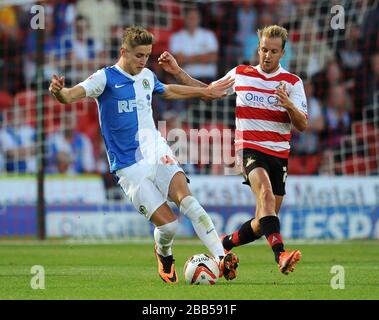 James Coppinger (à droite) et Tom Cairney (à gauche) de Blackburn Rovers combattent le ballon. Banque D'Images