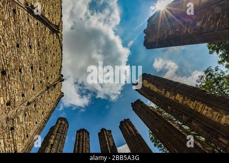 Panensky Týn, République tchèque - 15 juillet 2019 : ruines de l'église gothique de la Vierge Marie à partir de la 14e siècle. Jour d'été ensoleillé. Banque D'Images