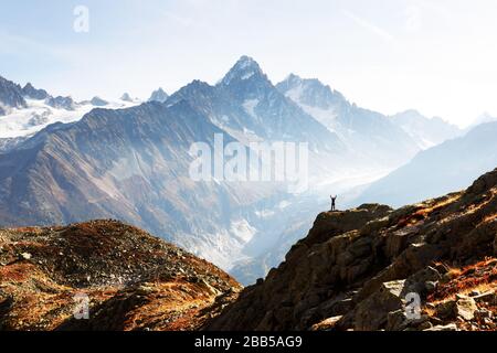 Vue imprenable sur Monte Bianco de montagnes avec tourisme un avant-plan. Vallon de Berard Nature Preserve, Chamonix, Graian Alps. Photographie de paysage Banque D'Images