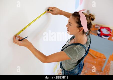 Les femmes en distanciation sociale faire du bricolage à la maison Banque D'Images