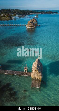 Vue aérienne du lagon des caraïbes Bacalar. Sept eaux de couleur. Quintana Roo, Mexique. Banque D'Images