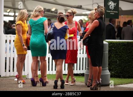 Les amateurs de course arrivent au quatrième jour du glorieux festival Goodwood 2013 à l'hippodrome de Goodwood Banque D'Images