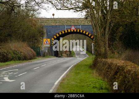 Pont ferroviaire bas sur la Fosse Way à travers Warwickshire, Royaume-Uni Banque D'Images
