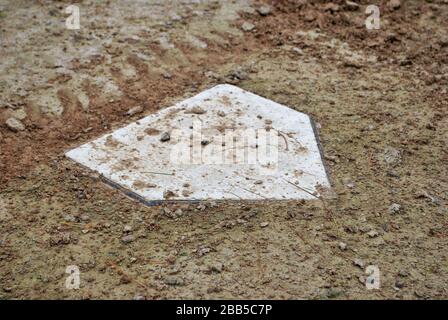 plaque de maison recouverte de terre d'un diamant de base-ball déserté Banque D'Images