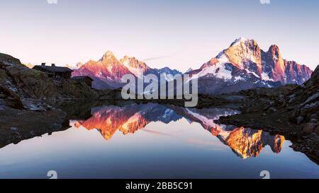 De soleil colorés sur le lac Blanc lac en France Alpes. Monte Bianco sur fond de montagnes. Vallon de Berard Nature Preserve, Chamonix, Graian Alps. Photographie de paysage Banque D'Images