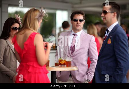 Racegoers au cours du cinquième jour du glorieux festival Goodwood 2013 à l'hippodrome de Goodwood Banque D'Images