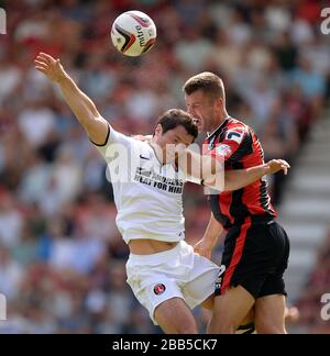 Le quartier Elliott de Bournemouth (à droite) et la bataille de Charlton Athletic Yann Kermorgeant pour le ballon Banque D'Images