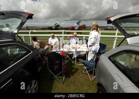 Les amateurs de course à la zone de pique-nique de 3 Furlong, alors que les coureurs vont à la poste pour les prises Sprint des Robins Farm Racing Stewards au cours du cinquième jour du glorieux festival Goodwood 2013 à l'hippodrome de Goodwood Banque D'Images