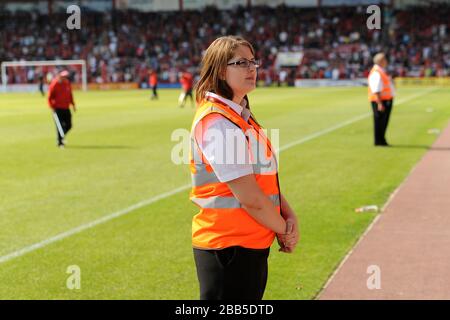 Les stewards de Bournemouth regardent les stands Banque D'Images