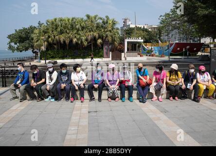 (200330) -- TAIPEI, le 30 mars 2020 (Xinhua) -- les touristes portent des masques de repos par la rivière Tamsui dans la ville de New Taipei, au sud-est de la Chine Taiwan, le 26 mars 2020. Le nombre total de nouveaux cas de coronavirus (COVID-19) à Taiwan a augmenté de huit à 306, a indiqué l'agence de surveillance des épidémies de l'île lundi. (Xinhua/Jin Liwang) Banque D'Images