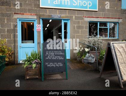 Un panneau informant les clients sur les distances sociales à l'extérieur de Kingfisher Farm Shop à Guildford, dans le Surrey, alors que le Royaume-Uni continue de se verrouiller pour aider à freiner la propagation du coronavirus. Banque D'Images