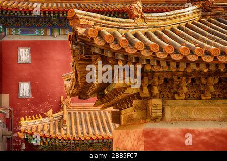 Détails du magnifique toit en bois sculpté orné de carreaux. Ancien temple bouddhiste en Chine. Banque D'Images