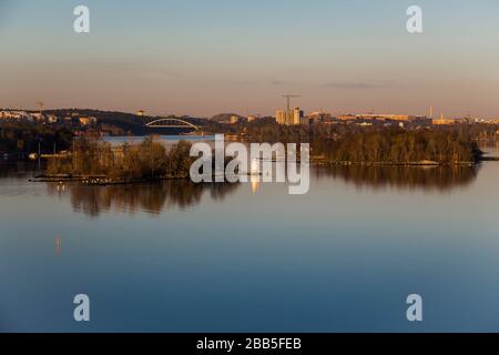 Les banlieues de Stockholm et du lac Malaren dans les rayons du soleil levant Banque D'Images