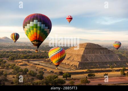 Mexique, Mexico, Teotihuacán zone archéologique, le plus grand empire préhispanique du Mexique. Ballons d'air chaud au lever du soleil sur le Pyrámide del sol Banque D'Images