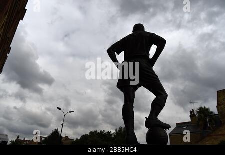 Une silhouette de la statue de Johnny Haynes à l'extérieur de Craven Cottage Banque D'Images