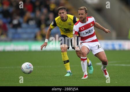 Alejandro Rodriguez Gorrin d'Oxford United (à gauche) et James Coppinger de Doncaster Rovers se battent pour le ballon Banque D'Images