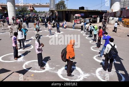 Les distances sociales imposées aux gens approchent d'un pont à pied sur une rue à Delhi est, Inde, le dimanche 29 mars 2020. Photo: Sondeep Shankar Banque D'Images
