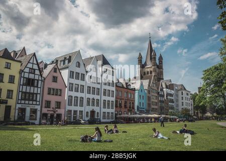 Une rangée de maisons colorées sur les bords du Rhin en face de l'église St Martin à Cologne, Allemagne Banque D'Images