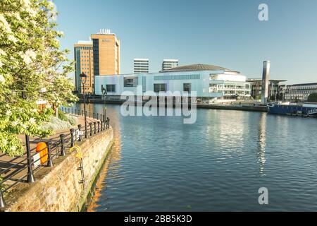 BELFAST, IRLANDE DU NORD - vue sur le front de mer de Belfast et l'hôtel Hilton depuis le pont Queens Banque D'Images