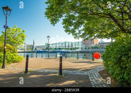 BELFAST, IRLANDE DU NORD - vue sur le front de mer de Belfast et l'hôtel Hilton depuis le pont Queens Banque D'Images