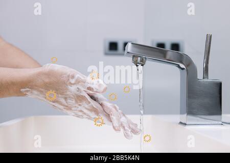 deux mains d'une femme se lavant pour enlever le coronavirus dans une pile moderne blanche avec mousse de savon, prévention des virus, hygiène et concept de soins de la peau, copier sp Banque D'Images