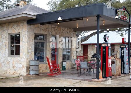 une ancienne station-service convertie en une salle communautaire dans la petite ville de sources de perdripping dans le pays de colline du texas Banque D'Images