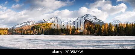 Panorama du lac de montagne Strbske pleso (lac Strbske) au printemps. Parc national de High Tatras, Slovaquie. Photographie de paysage Banque D'Images