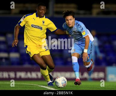 Coventry City's Callum O'Hare (à droite) et Paul Kalambayi (à gauche) de Wimbledon pour la balle Banque D'Images