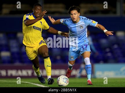 Coventry City's Callum O'Hare (à droite) et Paul Kalambayi (à gauche) de Wimbledon pour la balle Banque D'Images