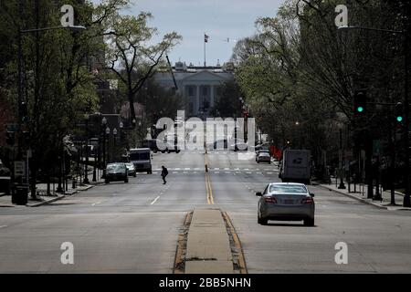 Washington, États-Unis. 26 mars 2020. Avec la Maison Blanche à l'arrière-plan, on voit une 16 rue NW vide au milieu d'une nouvelle éclosion de coronavirus le 26 mars 2020 à Washington, DC. Les autorités locales ont décidé de fermer toutes les entreprises non essentielles du 25 mars au 24 avril pour lutter contre le Covid-19, le Coronavirus, l'éclosion et éviter sa propagation. (Photo d'Oliver Contreras/SIPA USA) crédit: SIPA USA/Alay Live News Banque D'Images